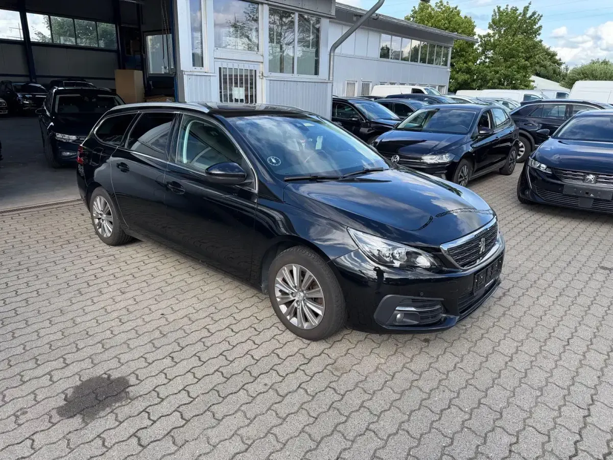 Gebraucht Peugeot 308 SW Allure 131 PS (96 kW) 2020 Schwarz Kombi