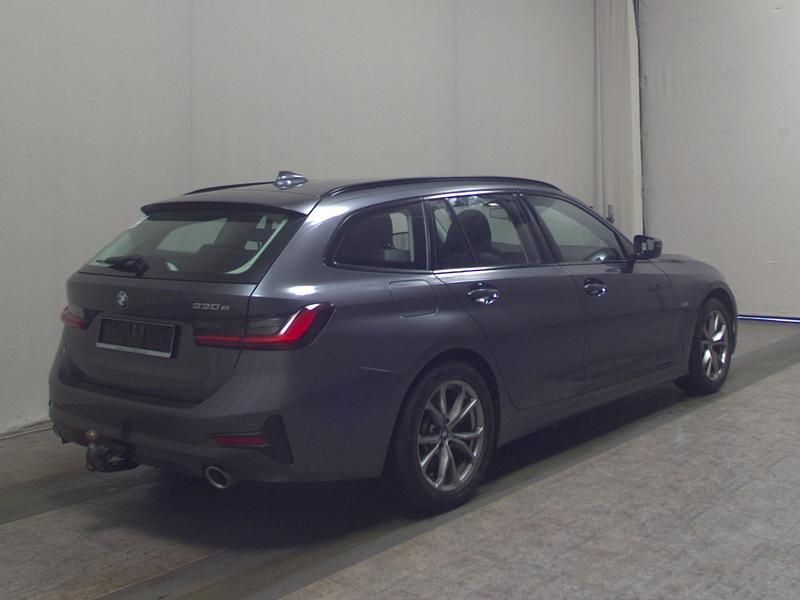 Gebraucht BMW 330e Sport Line 252 PS (185 kW) 2021 Grau Kombi