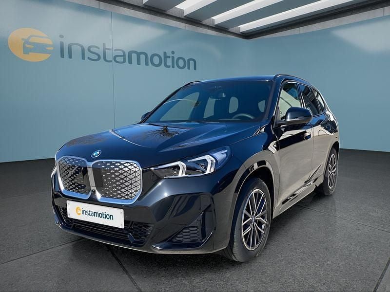 Schwarz Neu 2025 BMW iX1 M Sport SUV | 57.299 € (Etwas zu teuer) - Bild 1/4