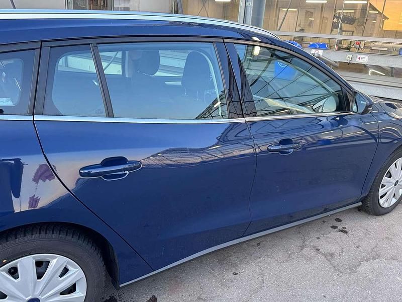 Blau Gebraucht 2019 Ford Focus Active Kombi | 12.900 € (Superpreis) - Bild 1/4