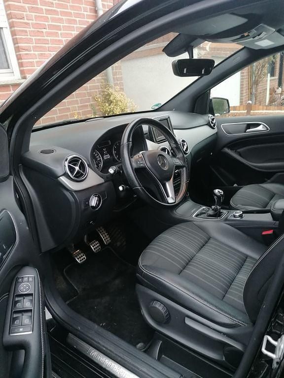 Gebraucht Mercedes B200 156 PS (114 kW) 2014 Schwarz Van / Kleinbus