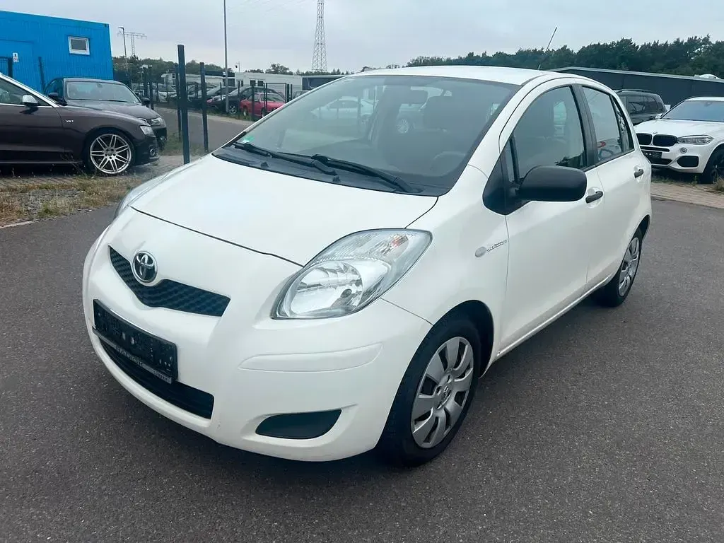 Gebraucht Toyota Yaris Cool 69 PS (50 kW) 2011 Weiß Kleinwagen