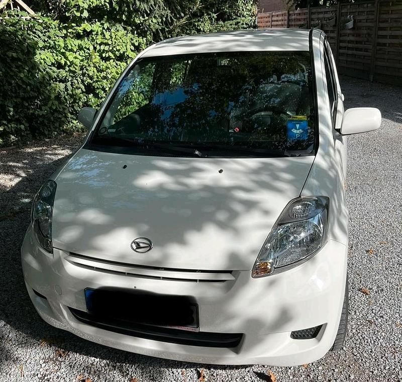 Weiß Gebraucht 2010 Daihatsu Sirion Kleinwagen | 2.400 € (Fairer Preis) - Bild 1/4