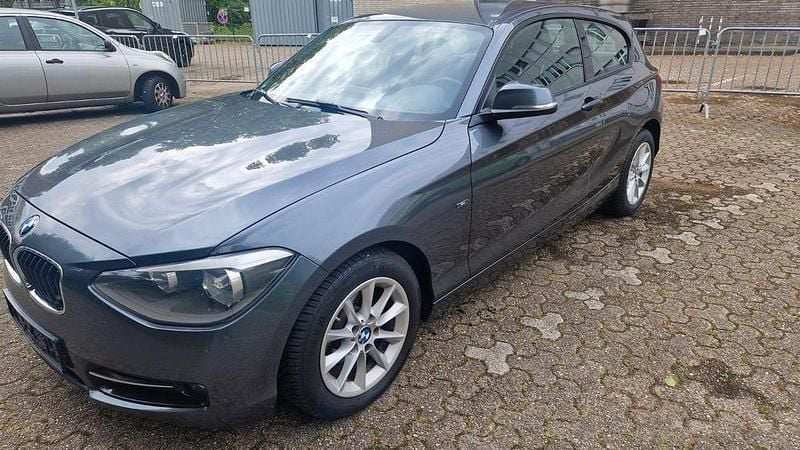 Grau Gebraucht 2014 BMW 116 Sport Line Kleinwagen | 5.490 € (Superpreis) - Bild 1/4