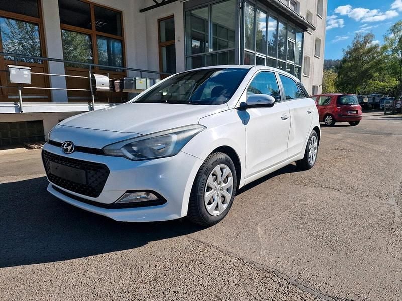 Gebraucht Hyundai i20 75 PS (55 kW) 2015 Weiß Limousine