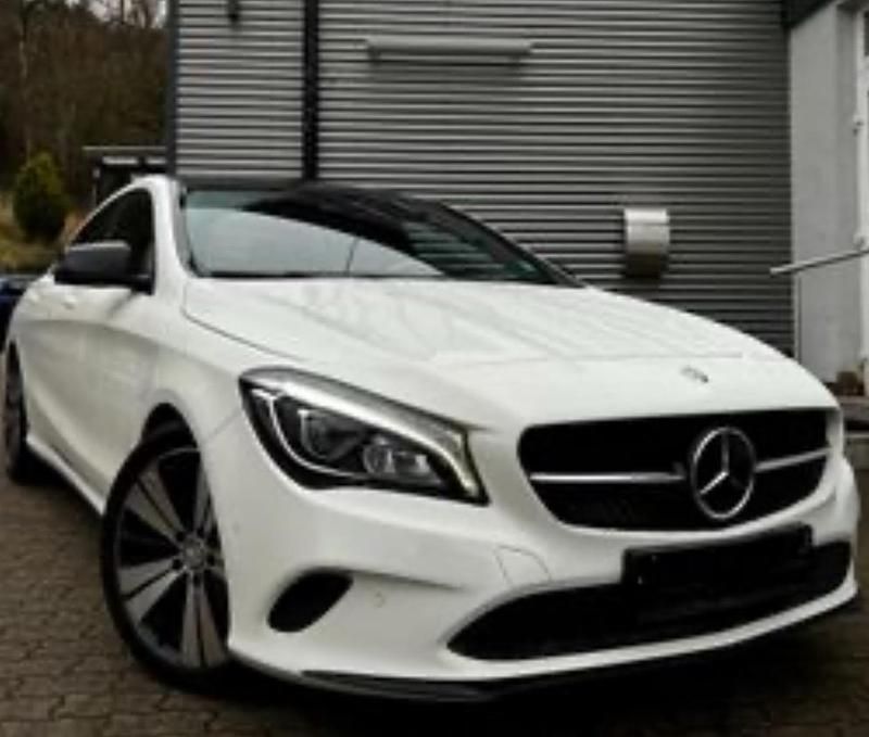 Weiß Gebraucht 2016 Mercedes CLA220 AMG Limousine | 23.500 € - Bild 1/4