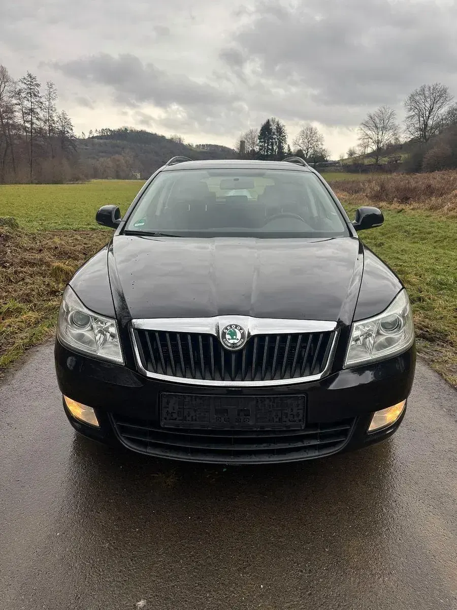 Gebraucht Skoda Octavia Ambition 105 PS (77 kW) 2012 Schwarz Kombi
