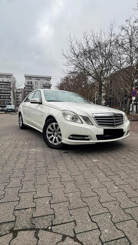 Weiß Gebraucht 2011 Mercedes E200 Limousine | 5.150 € (Fairer Preis) - Bild 1/4