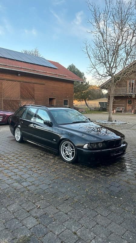 Schwarz Gebraucht 2002 BMW 540 Basis Kombi | 9.000 € (Fairer Preis) - Bild 1/4
