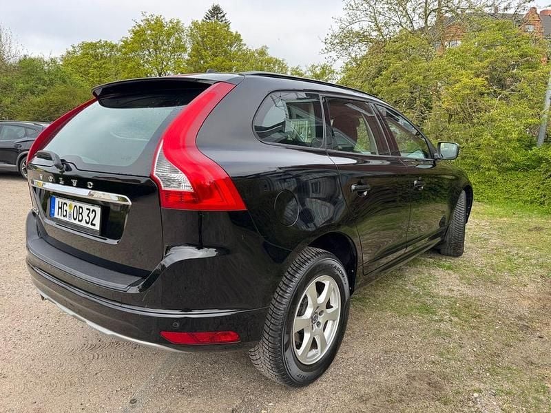 Używany Volvo XC60 Kinetic 150 KM (110 kW) 2016 Czarny SUV