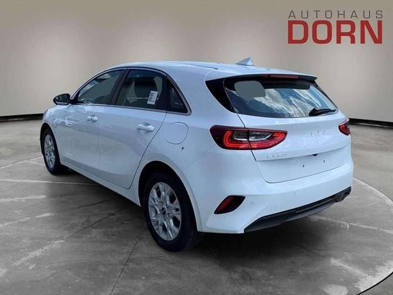 Neu Kia Ceed 101 PS (74 kW) 2025 Weiß Kleinwagen