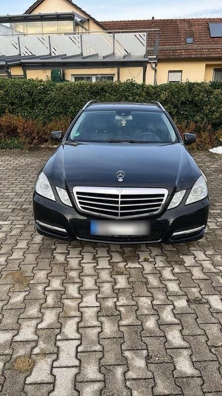 Schwarz Gebraucht 2010 Mercedes E220 Avantgarde Kombi | 8.900 € (Fairer Preis) - Bild 1/4