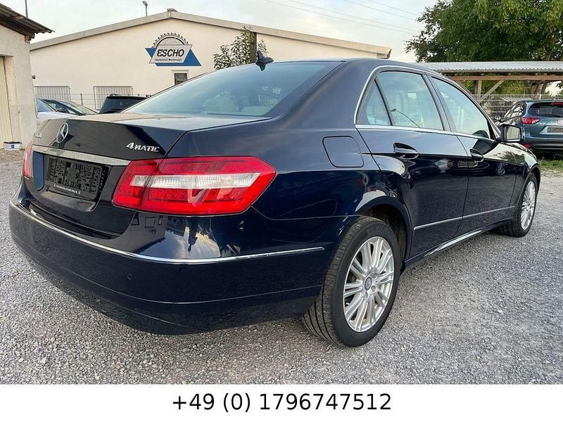 Blau Gebraucht 2012 Mercedes E250 Limousine | 6.800 € (Superpreis) - Bild 1/4