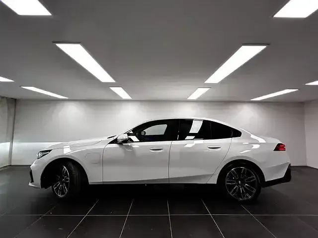 Gebraucht BMW 550e M Sport 489 PS (359 kW) 2025 Alpinweiß uni Limousine