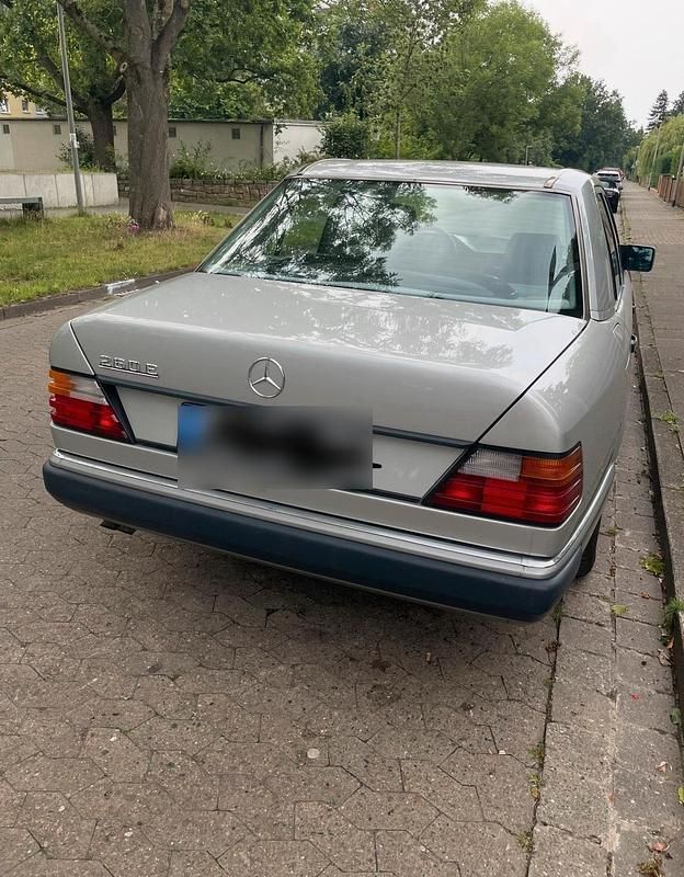 Gebraucht Mercedes E260 160 PS (117 kW) 1990 Silber Limousine