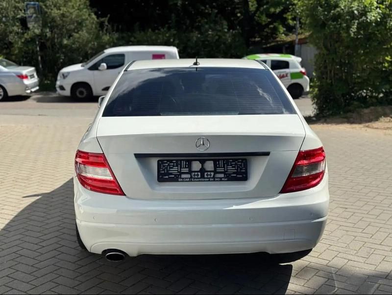 Gebraucht Mercedes C220 170 PS (125 kW) 2009 Calcitweiss/zirrusweiss Limousine