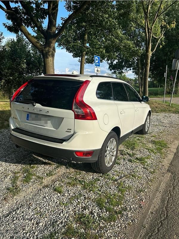 Weiß Gebraucht 2009 Volvo XC60 Summum SUV | 9.700 € (Fairer Preis) - Bild 1/4