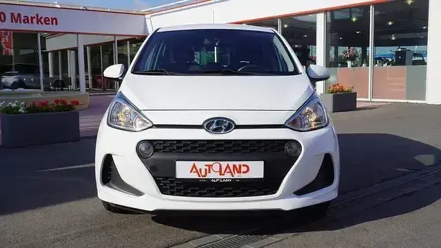 Gebraucht Hyundai i10 Trend 67 PS (49 kW) 2019 Weiß Kleinwagen