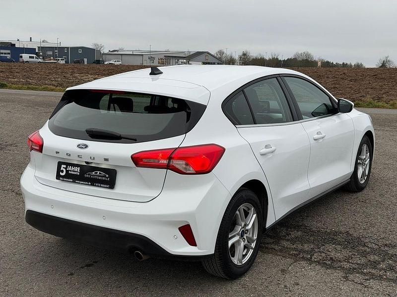 Gebraucht Ford Focus 120 PS (88 kW) 2021 Weiß Limousine