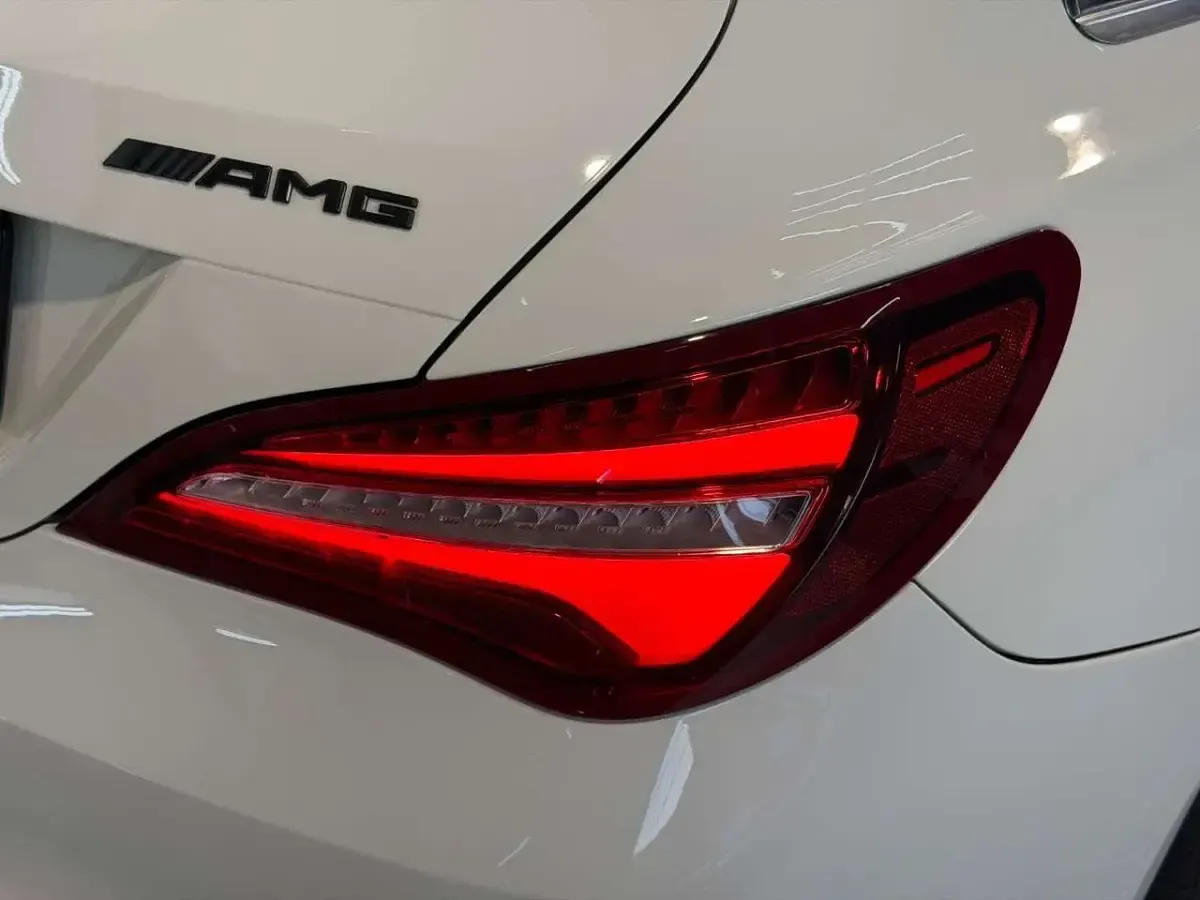 Gebraucht Mercedes CLA200 AMG line 156 PS (114 kW) 2017 Calcitweiss/zirrusweiss Coupé