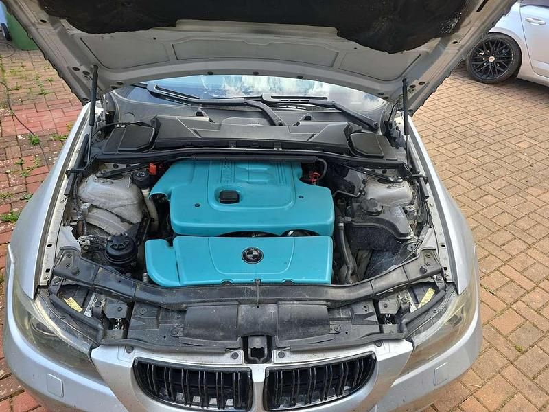 Grau Gebraucht 2006 BMW 320 Kombi | 3.300 € (Fairer Preis) - Bild 1/4