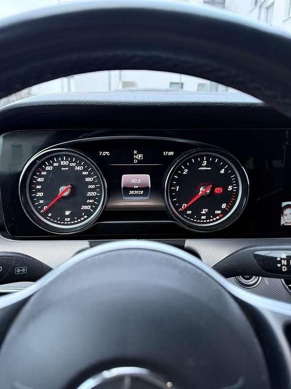 Gebraucht Mercedes E220 194 PS (142 kW) 2018 Blau Kombi