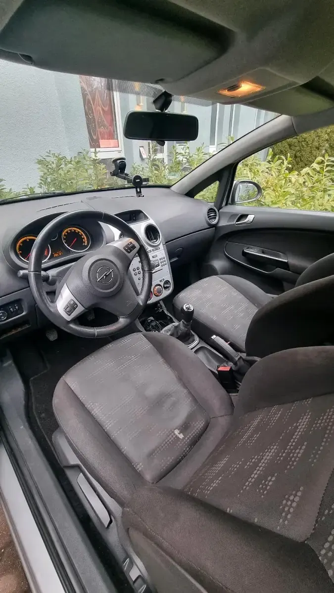 Gebraucht Opel Corsa 75 PS (55 kW) 2011 Silber Kleinwagen