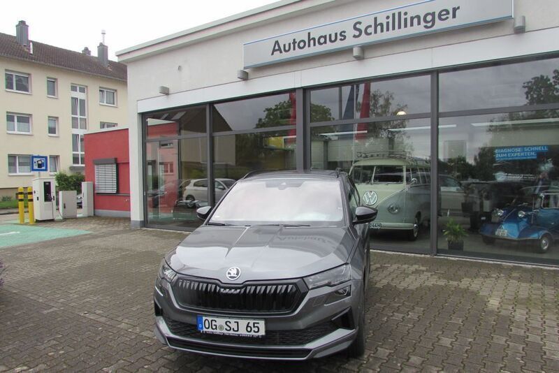 Grau Gebraucht 2024 Skoda Karoq SportLine SUV | 34.790 € (Teuer) - Bild 1/4