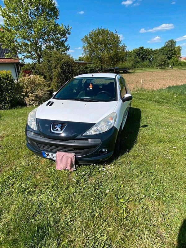Weiß Gebraucht 2010 Peugeot 206+ Kleinwagen | 1.599 € - Bild 1/4