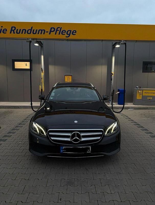 Schwarz Gebraucht 2017 Mercedes E200 Kombi | 15.999 € (Superpreis) - Bild 1/4