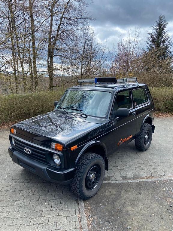 Usata Lada Urban 83 CV (61 kW) 2017 Nero SUV