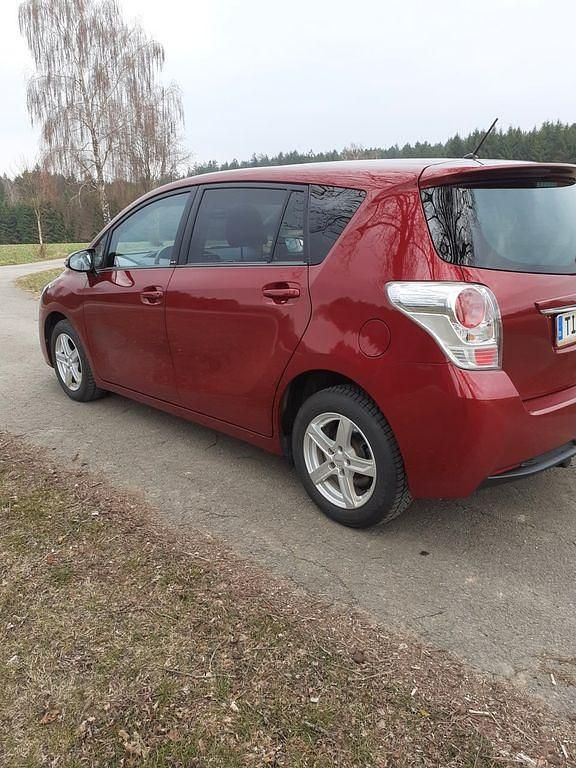 Gebraucht Toyota Verso 147 PS (108 kW) 2017 Rot Van / Kleinbus