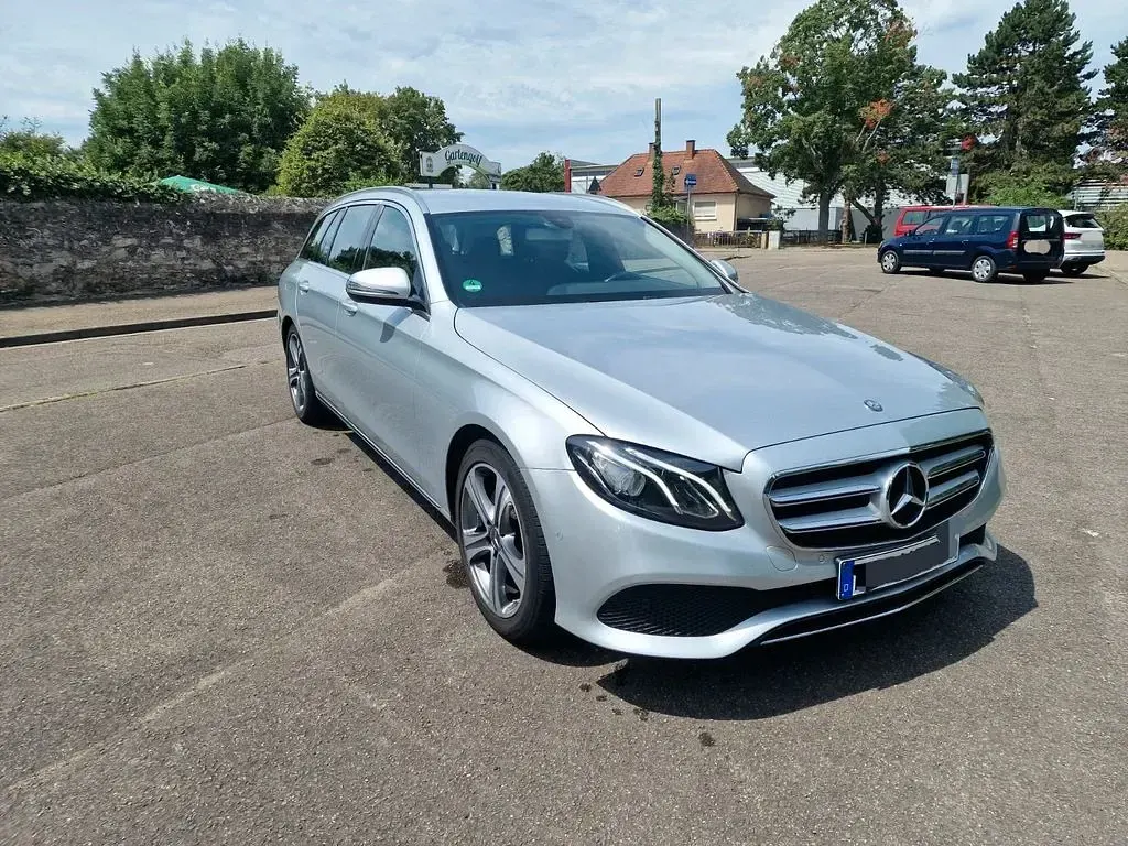 Gebraucht Mercedes E220 Avantgarde 194 PS (142 kW) 2016 Silber Limousine