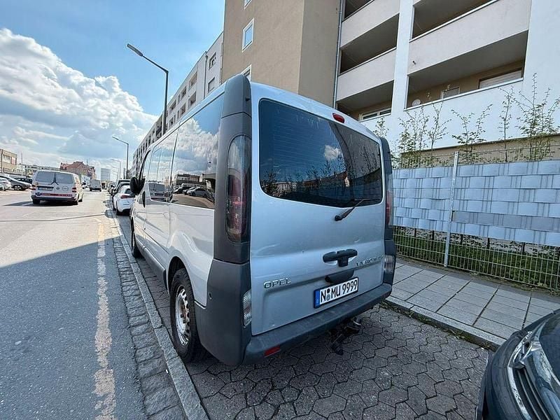 Second-hand Opel Vivaro 101 CP (74 kW) 2002 Argintiu Monovolum
