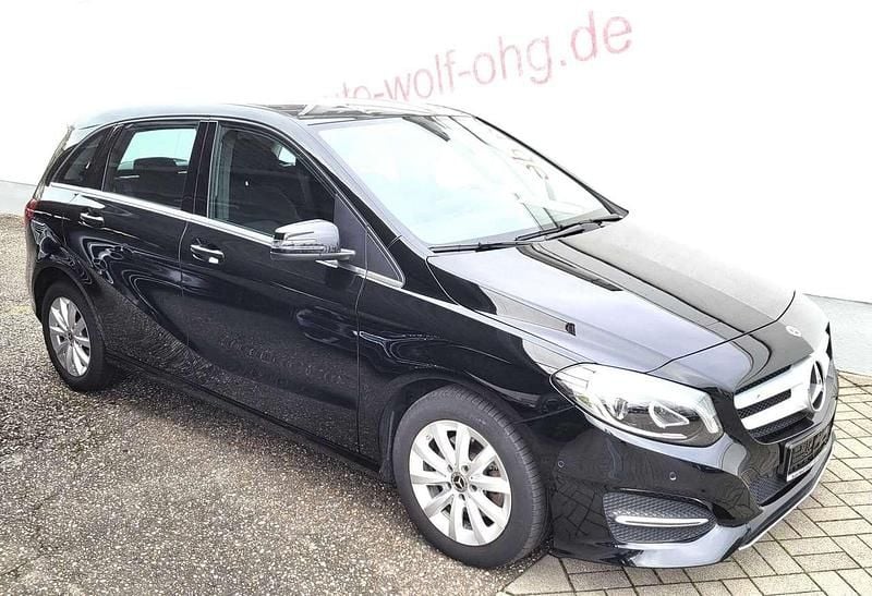 Schwarz Gebraucht 2018 Mercedes B180 Style Van / Kleinbus | 17.890 € (Fairer Preis) - Bild 1/4