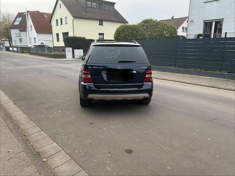Gebraucht Mercedes ML320 224 PS (164 kW) 2009 Blau SUV