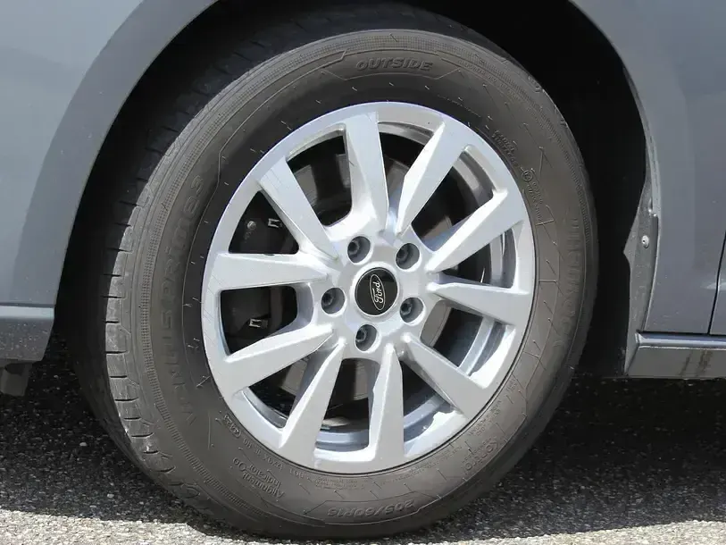 Gebraucht Ford Tourneo Titanium 122 PS (89 kW) 2024 Grau metallic Van / Kleinbus