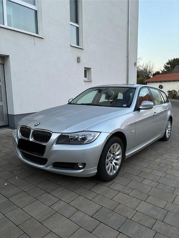 Silber Gebraucht 2009 BMW 320 Kombi | 3.490 € (Superpreis) - Bild 1/4