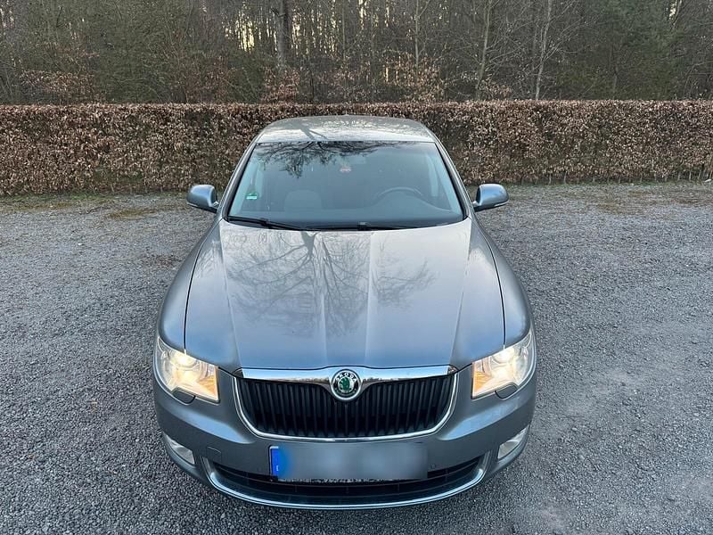 Grau Gebraucht 2009 Skoda Superb Limousine | 4.800 € (Guter Preis) - Bild 1/4