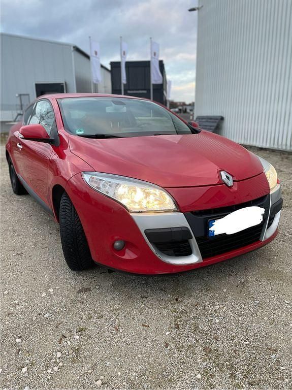 Rot Gebraucht 2010 Renault Mégane III Dynamique Coupé | 6.500 € (Fairer Preis) - Bild 1/4