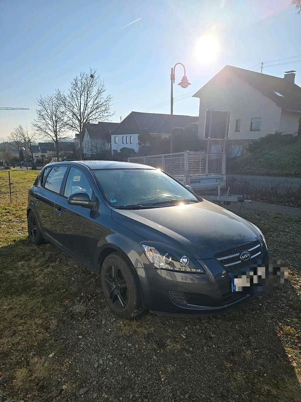 Grau Gebraucht 2009 Kia Ceed Kleinwagen | 3.000 € (Fairer Preis) - Bild 1/4