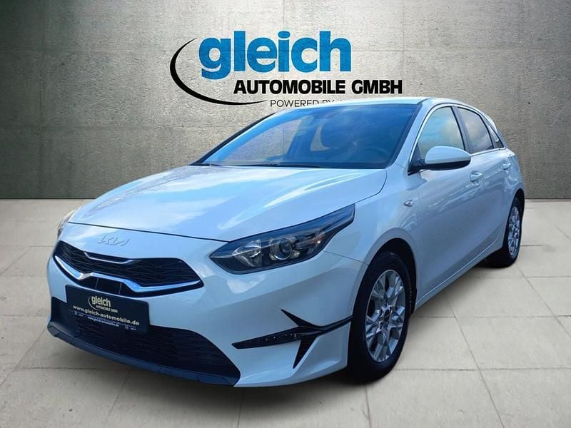 Schneeweiss Gebraucht 2022 Kia Ceed Vision Kleinwagen | 14.980 € (Fairer Preis) - Bild 1/4