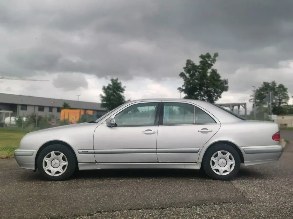 Gebraucht Mercedes E200 Classic 163 PS (119 kW) 2002 Silber Limousine