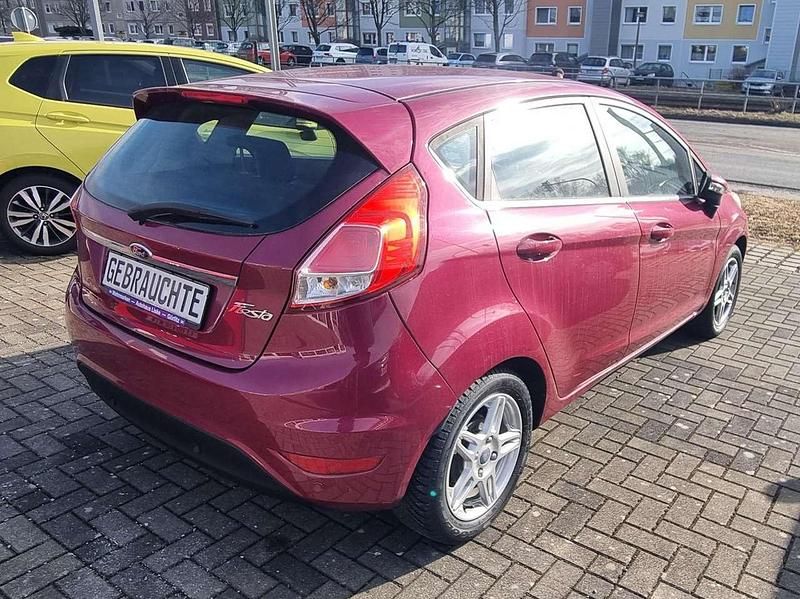 Gebraucht Ford Fiesta Titanium 82 PS (60 kW) 2013 Violett Kleinwagen
