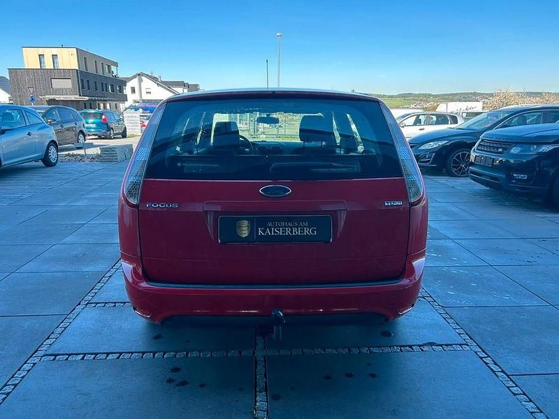 Używany Ford Focus 109 KM (80 kW) 2009 Czerwony Sedan/Limuzyna
