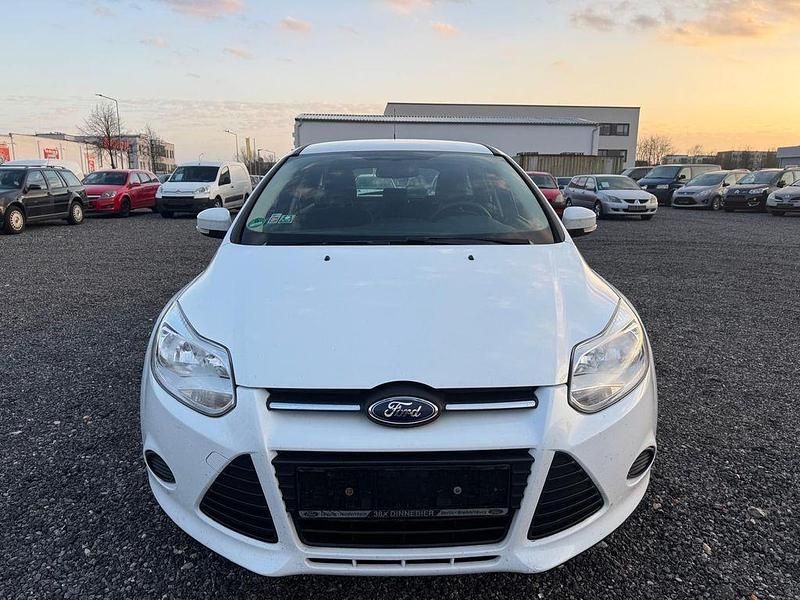 Używany Ford Focus Ambiente 101 KM (74 kW) 2014 Biały Sedan/Limuzyna