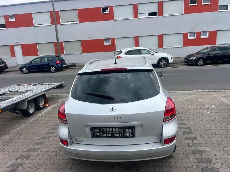 Gebraucht Renault Clio II Dynamique 101 PS (74 kW) 2010 Silber Limousine
