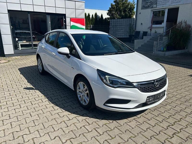 Weiß Gebraucht 2016 Opel Astra Edition Limousine | 8.400 € (Fairer Preis) - Bild 1/4