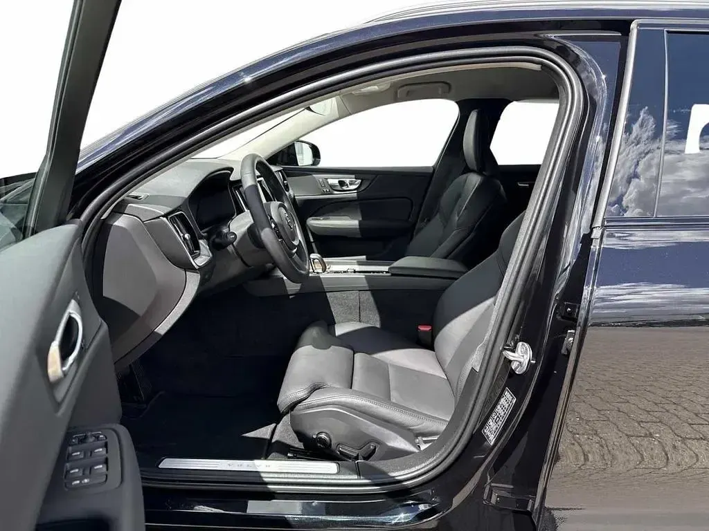 Gebraucht Volvo V60 CC Plus 197 PS (144 kW) 2023 717 onyx black metallic Kombi