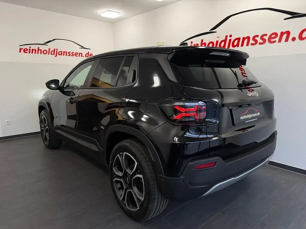 Neu Jeep Avenger Altitude 110 PS (80 kW) 2025 Schwarz (solid black clear coat) SUV